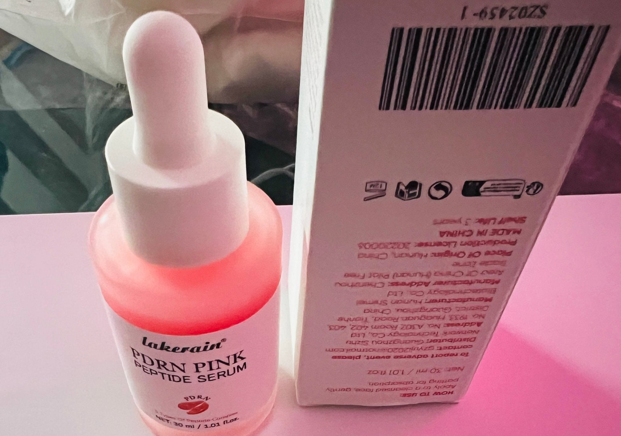 Découvrez le Lakerain PDRN Pink Peptide Serum, un sérum innovant formulé avec du PDRN, des peptides et des ingrédients hydratants pour aider à améliorer l'apparence de la peau. Sa texture légère pénètre rapidement et laisse la peau douce, lumineuses. - BKO44